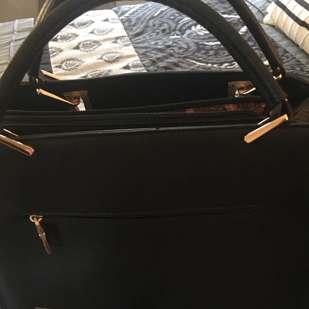 La Terre vegan black handbag
